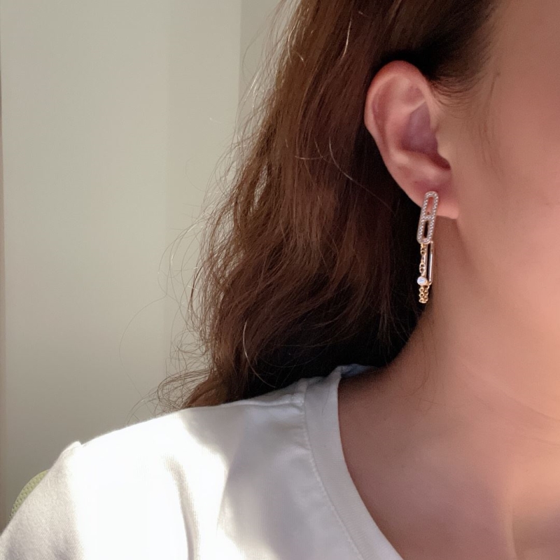 H**me5 earrings